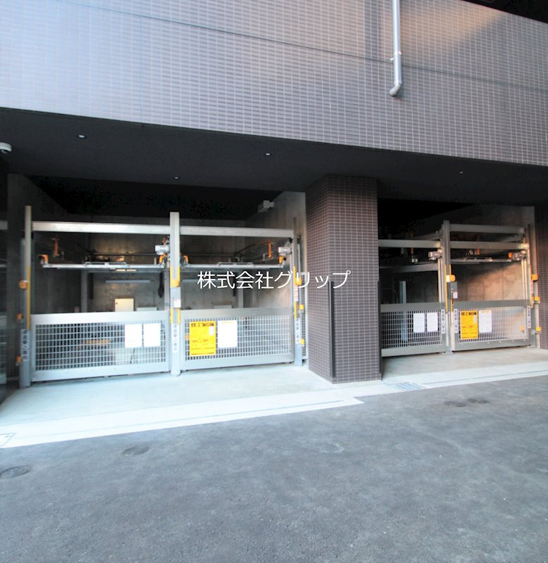 Le'a横濱阪東橋駅前の駐車場