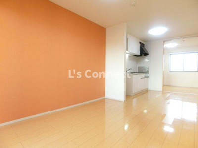 【居間・リビング】 | サン・イースト | アクセントクロス仕様のＬＤＫ。