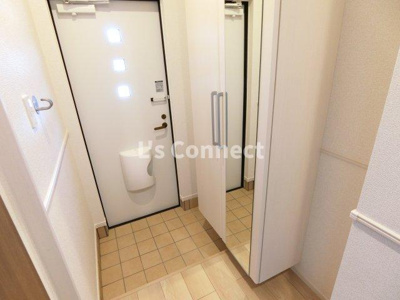 【玄関】 | ホープ・ヴィレッジ | 背の高い下駄箱には鏡付きで身だしなみチェック。