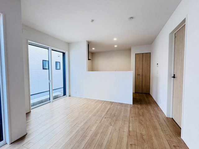 松戸市上本郷新築戸建【上本郷小学校：10分】の居間・リビング|17.17帖リビングダイニングキッチン