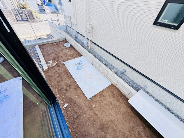 松戸市上本郷新築戸建【上本郷小学校：10分】の庭|リビング前庭スペース