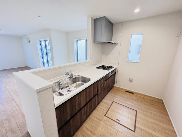 松戸市上本郷新築戸建【上本郷小学校：10分】のキッチン|お手入れしやすいレンジフード・シンクの水栓には浄水器がついてます！