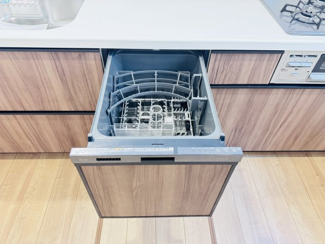松戸市上本郷新築戸建【上本郷小学校：10分】のキッチン|家事の手間をグッと省けるビルトイン食洗器