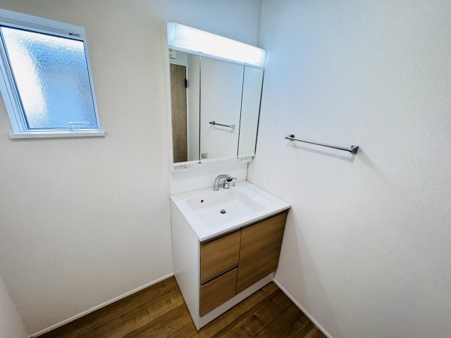 松戸市上本郷新築戸建【上本郷小学校：10分】の独立洗面台|シャワーヘッド付き三面鏡洗面化粧台