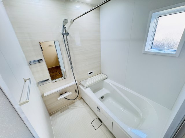 松戸市上本郷新築戸建【上本郷小学校：10分】の浴室|手元で水流切り替えシャワーヘッド・足を伸ばせる広々浴槽で毎日リラックス♪