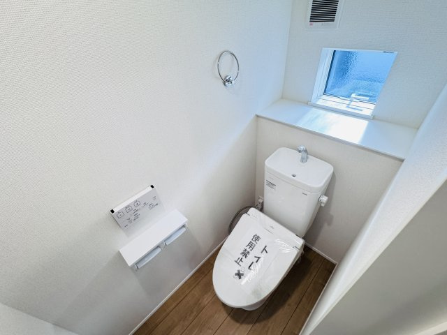 松戸市上本郷新築戸建【上本郷小学校：10分】のトイレ|温水洗浄暖房便座つきトイレ