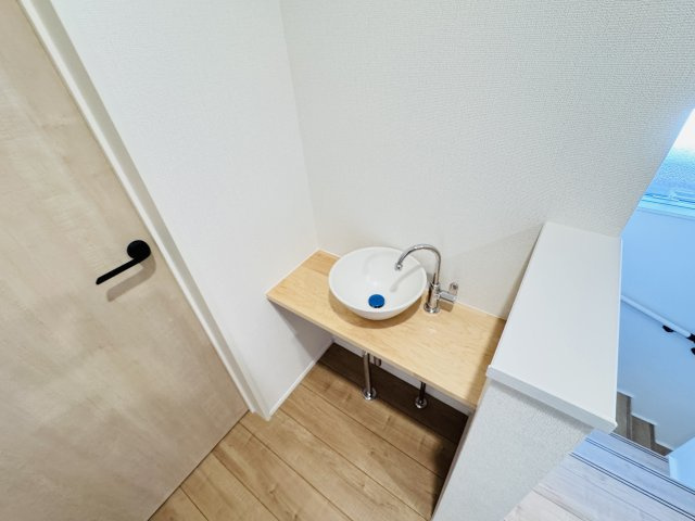松戸市上本郷新築戸建【上本郷小学校：10分】の洗面所|あると嬉しい2F手洗いスペース