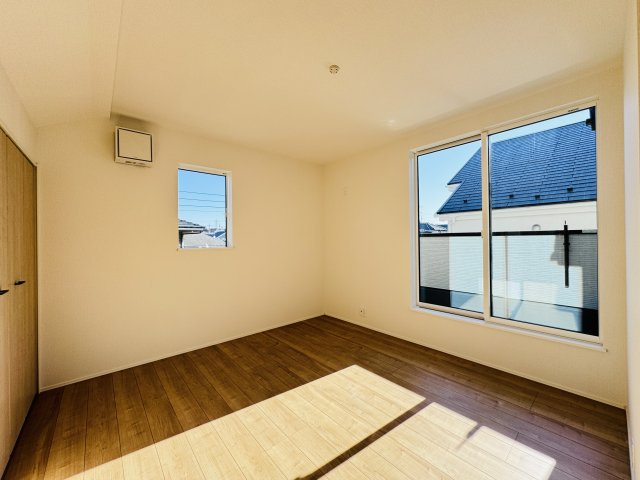 松戸市上本郷新築戸建【上本郷小学校：10分】の寝室|6.62帖寝室・南側バルコニー前の明るいお部屋です♪