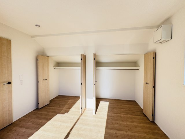 松戸市上本郷新築戸建【上本郷小学校：10分】の収納|6.62帖寝室収納・クローゼット２つでたっぷり収納♪