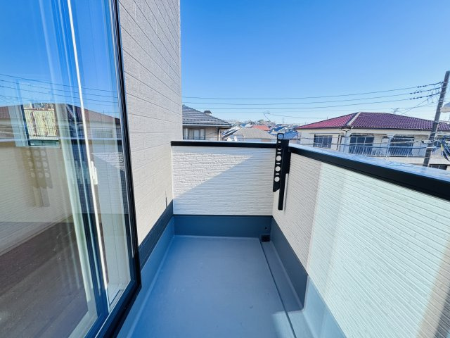松戸市上本郷新築戸建【上本郷小学校：10分】のバルコニー|寝室前南向きバルコニー・日当たり良好♪