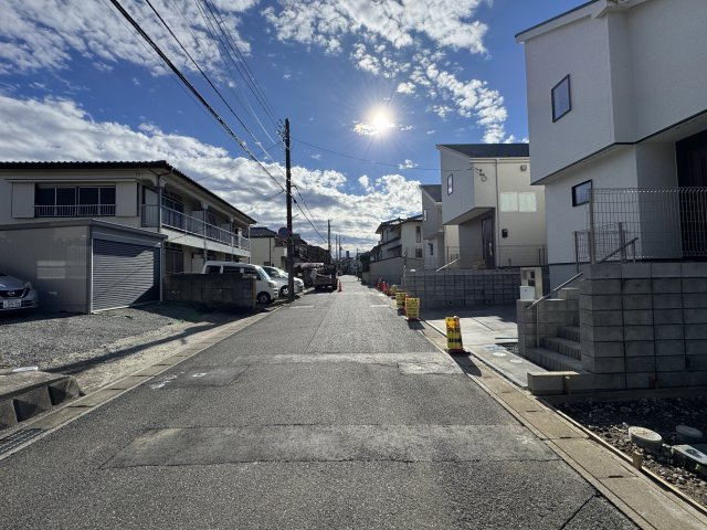 松戸市上本郷新築戸建【上本郷小学校：10分】の前面道路含む現地写真|東側前面道路・幅員約6ｍ