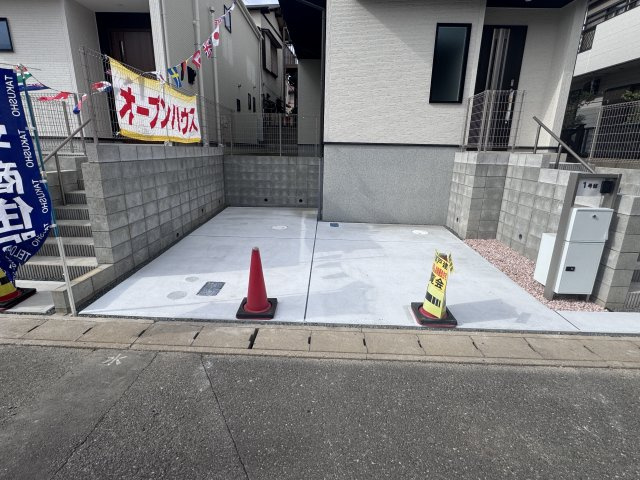 松戸市上本郷新築戸建【上本郷小学校：10分】の駐車場|1号棟駐車スペース・並列2台駐車可