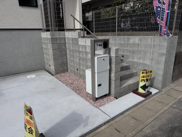 松戸市上本郷新築戸建【上本郷小学校：10分】の防犯設備|インターホン・宅配ボックス完備