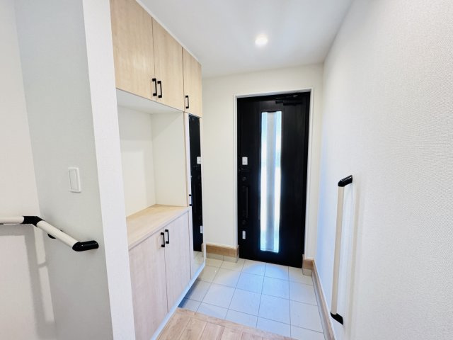 松戸市上本郷新築戸建【上本郷小学校：10分】の玄関|玄関ホール・ミラー付きシューズボックス