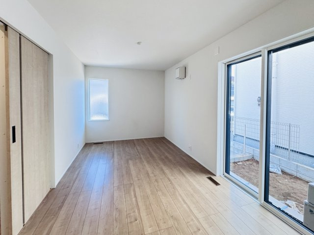 松戸市上本郷新築戸建【上本郷小学校：10分】の居間・リビング|17.17帖リビングダイニングキッチン