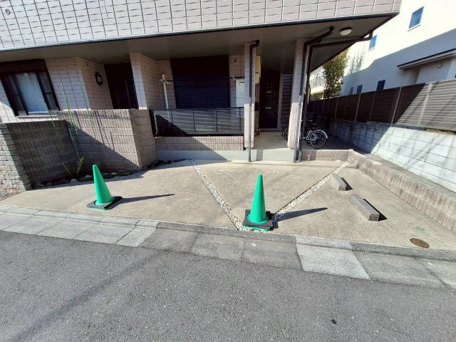 メゾン　ロワールの駐車場|★敷地内駐車場空あり★