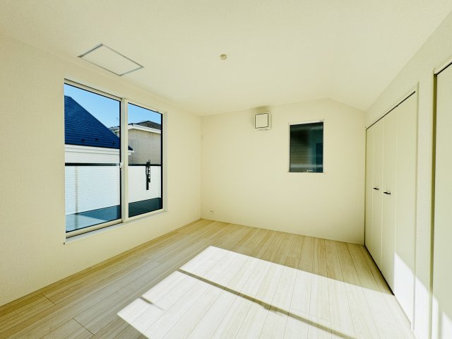 松戸市上本郷新築戸建【上本郷小学校：10分】の寝室|7帖寝室・南側バルコニー前の明るいお部屋です♪