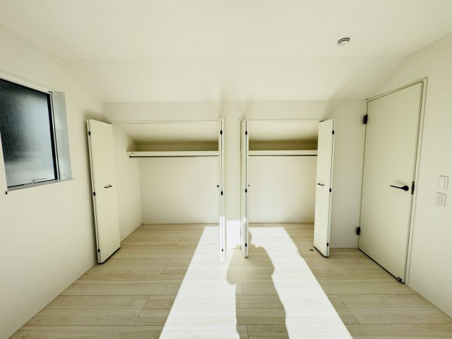 松戸市上本郷新築戸建【上本郷小学校：10分】の収納|7帖寝室収納・クローゼット２つでたっぷり収納♪