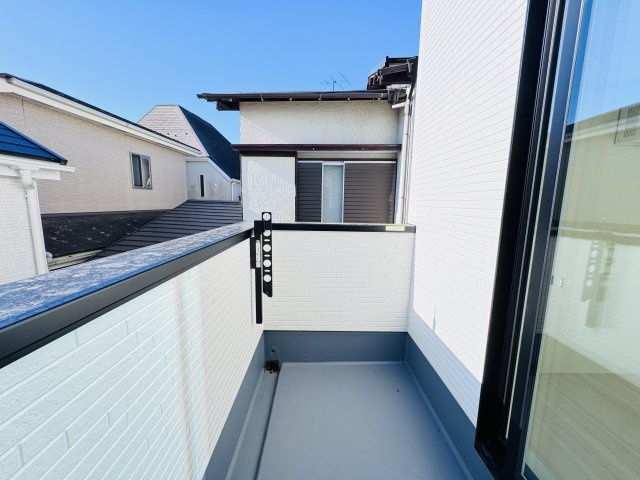 松戸市上本郷新築戸建【上本郷小学校：10分】のバルコニー|寝室前・南向きバルコニー・日当たり良好♪
