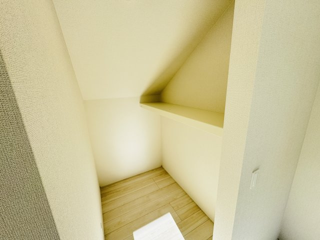 松戸市上本郷新築戸建【上本郷小学校：10分】の収納|6帖洋室・ウォークインクローゼット