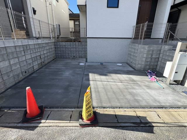 松戸市上本郷新築戸建【上本郷小学校：10分】の駐車場|2号棟駐車スペース・並列2台駐車可