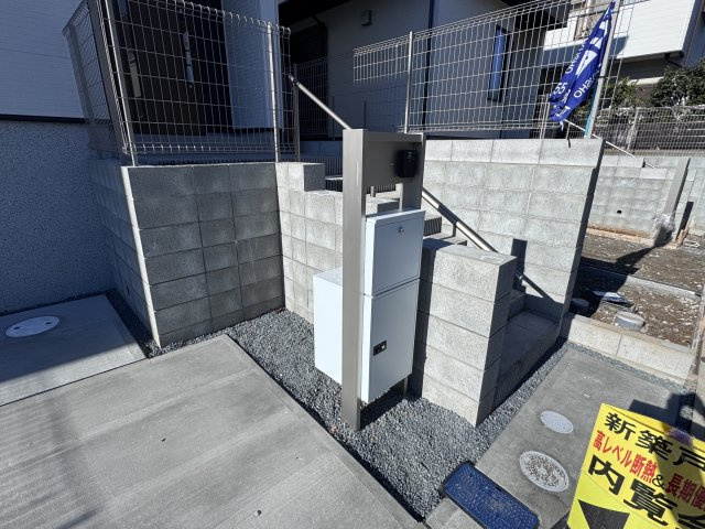松戸市上本郷新築戸建【上本郷小学校：10分】の防犯設備|インターホン・宅配ボックス完備