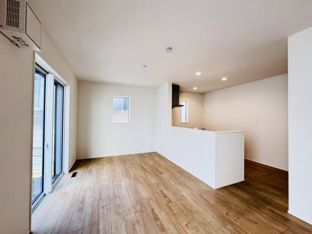 松戸市上本郷新築戸建【上本郷小学校：10分】の居間・リビング|16.25帖リビングダイニングキッチン