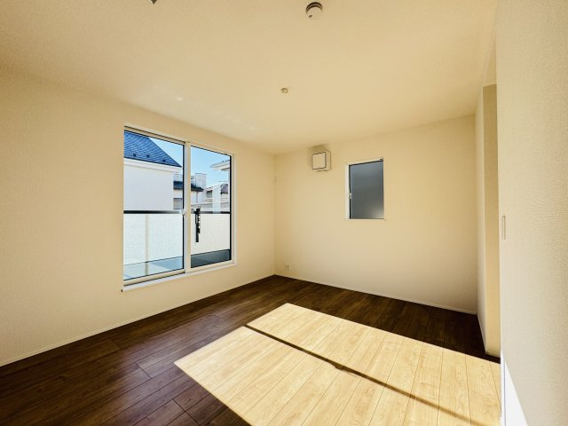 松戸市上本郷新築戸建【上本郷小学校：10分】の寝室|7.5帖寝室・南側バルコニー前の明るいお部屋です♪