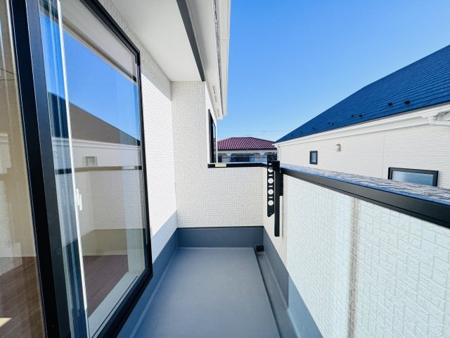 松戸市上本郷新築戸建【上本郷小学校：10分】のバルコニー|寝室前南向きバルコニー・日当たり良好♪