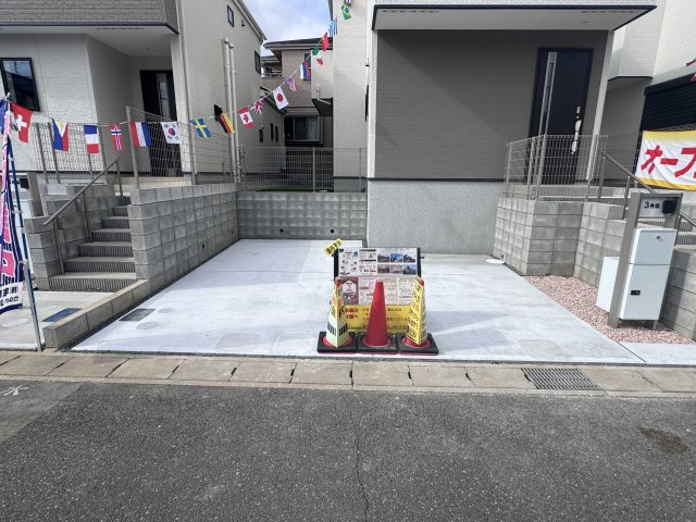 松戸市上本郷新築戸建【上本郷小学校：10分】の駐車場|3号棟駐車スペース・並列2台駐車可