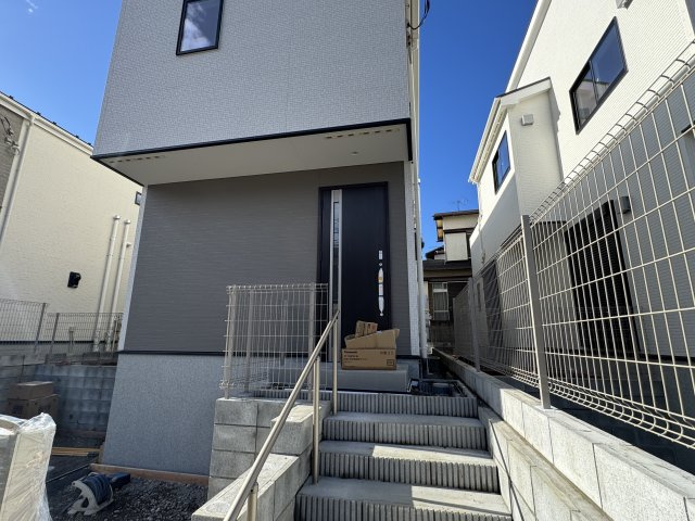 松戸市上本郷新築戸建【上本郷小学校：10分】のエントランス|エントランス・玄関ポーチ