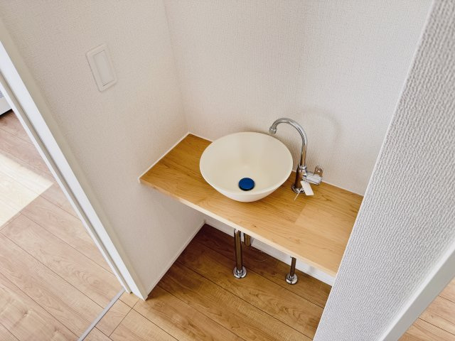 松戸市上本郷新築戸建【上本郷小学校：10分】の洗面所|あると嬉しい2F手洗いスペース