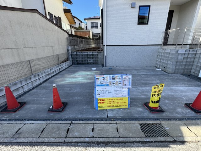 松戸市上本郷新築戸建【上本郷小学校：10分】の駐車場|4号棟駐車スペース・並列2台駐車可