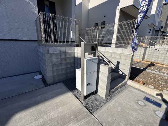 松戸市上本郷新築戸建【上本郷小学校：10分】の防犯設備|インターホン・宅配ボックス完備