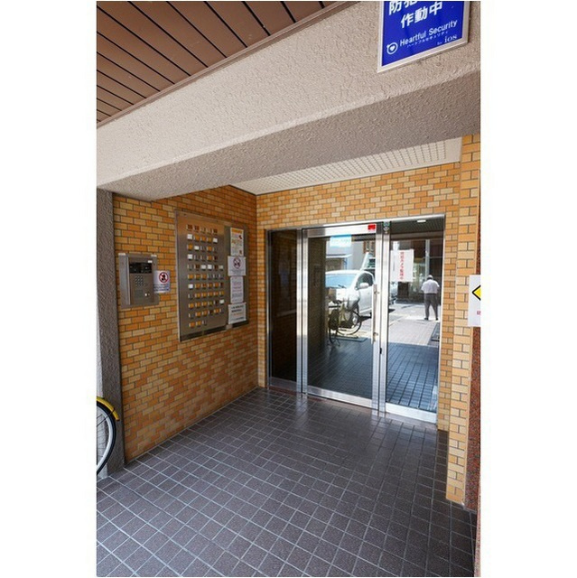 岐阜市浪花町１丁目の賃貸マンションのエントランス