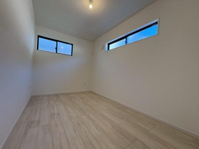 【洋室】 | ●草加市弁天5期・戸建● | 【こちらも窓が2面にあり明るく、風通しの良い洋室です】