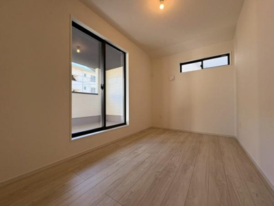 【洋室】 | ●草加市弁天5期・戸建● | 【バルコニーに出ることが出来る洋室です。窓が2面で明るく、風通し良好！】