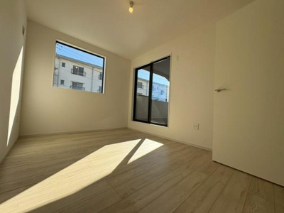 【洋室】 | ●草加市弁天5期・戸建● | 【こちらも2面に窓あり！全洋室が窓が2面になっています。こちらからもバルコニーに出ることができます】
