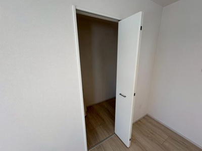 【収納】 | ●草加市弁天5期・戸建● | 【リビング収納になっているクォークインクローゼット！日用品や掃除機など、しっかり収納ができてリビングをきれいに保ちやすい♪】