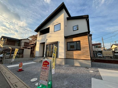 【外観】 | ●草加市弁天5期・戸建● | 【車2台駐車可能！自転車やバイクなども余裕をもって置くことができます♪】