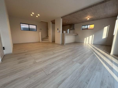 【居間・リビング】 | ●草加市弁天5期・戸建● | 【広々としたリビングで陽当たりも良好♪快適に家族団らんをお楽しみいただけます。床暖房も完備されており、冬でも暖かく過ごすことができます】