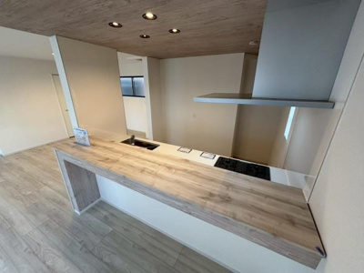 【キッチン】 | ●草加市弁天5期・戸建● | 【人気のカウンターキッチンでお料理の際も楽しく会話などできます。3口コンロでお料理もスムーズに♪】