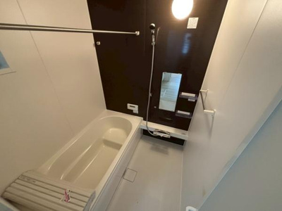 【浴室】 | ●草加市弁天5期・戸建● | 【浴室には窓もあり換気も簡単！追い炊きも完備されています。一坪お風呂で小さいお子様とのバスタイムも快適です♪】