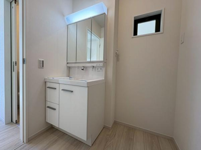 【独立洗面台】 | ●草加市弁天5期・戸建● | 【窓もついていて、明るく換気もしやすい洗面所です】