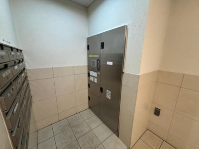 【その他共用部分】 | ●パテラスクエア草加● | エントランスに宅配BOX設置されている為、不在時の荷物の受け取りも安心できます♪