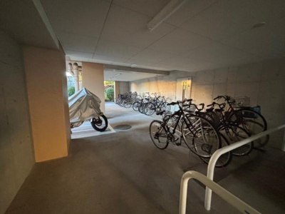 【その他共用部分】 | ●パテラスクエア草加● | 屋内駐輪場付きのため、大切な自転車の管理もしやすい環境です♪