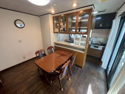 【キッチン】 | ●草加市氷川町・戸建● | キッチンとダイニングが一体となった空間です。ガラス扉付きの収納棚があり見た目もすっきりしています。採光が確保された明るい印象のキッチンです。ダイニングテーブルが配置できる広さも魅力のひとつです。