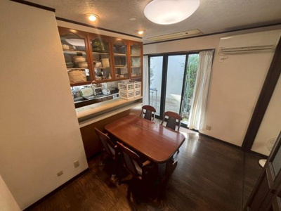 【キッチン】 | ●草加市氷川町・戸建● | ガラス扉の収納棚が設けられており食器や調理器具の整理整頓がしやすいです。カウンター越しにキッチンとダイニングが繋がり動線が確保されています。大きな窓から自然光が入るため明るい空間を演出します。