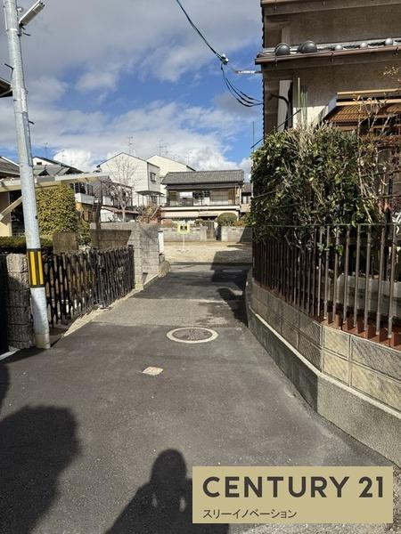 中新開1丁目土地の前面道路含む現地写真