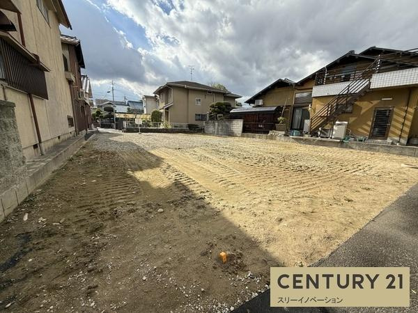中新開1丁目土地の前面道路含む現地写真